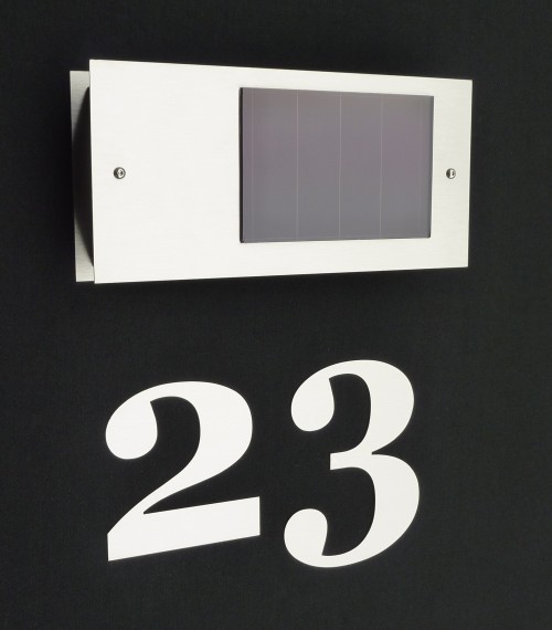 Hausnummern aus Edelstahl beleuchtet mit Solar